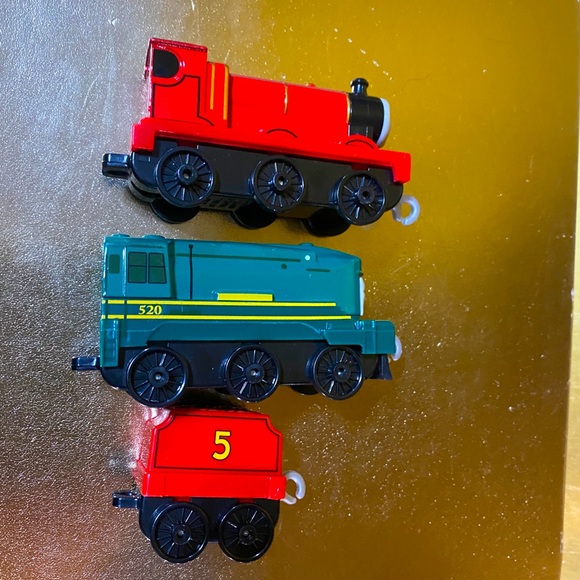 THOMAS AND FRIENDS ADVENTURE TRAINS 2018 JAMES (GREEN) SHANE w/TeNDER (RED) 3.5” - Picture 6 of 13